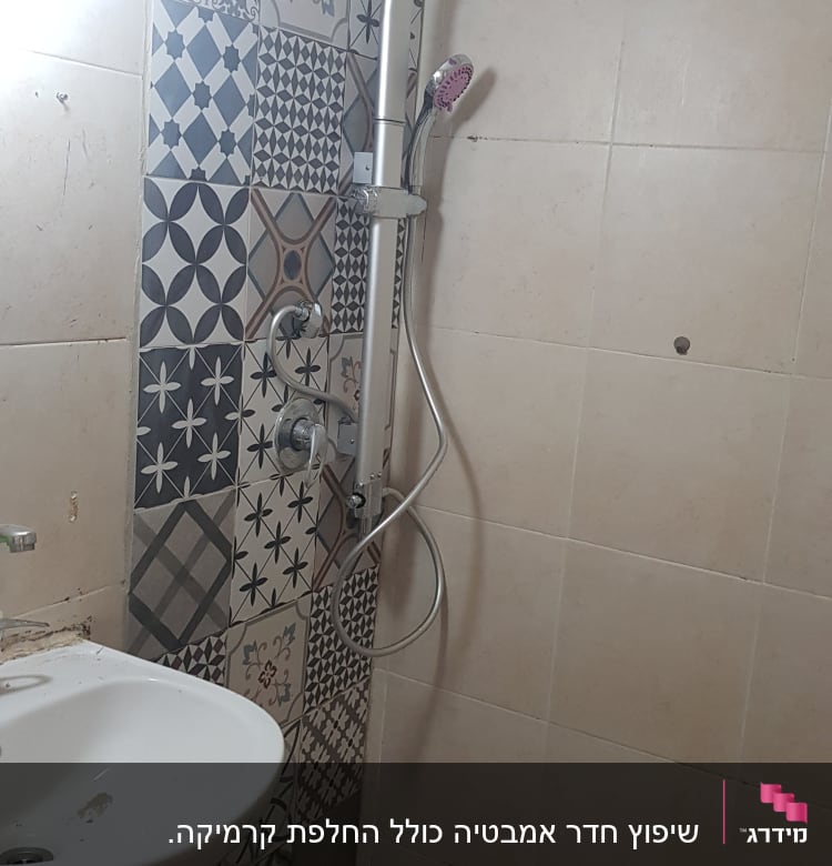 מקלחת עם אריחים מעוצבים וברז חדש